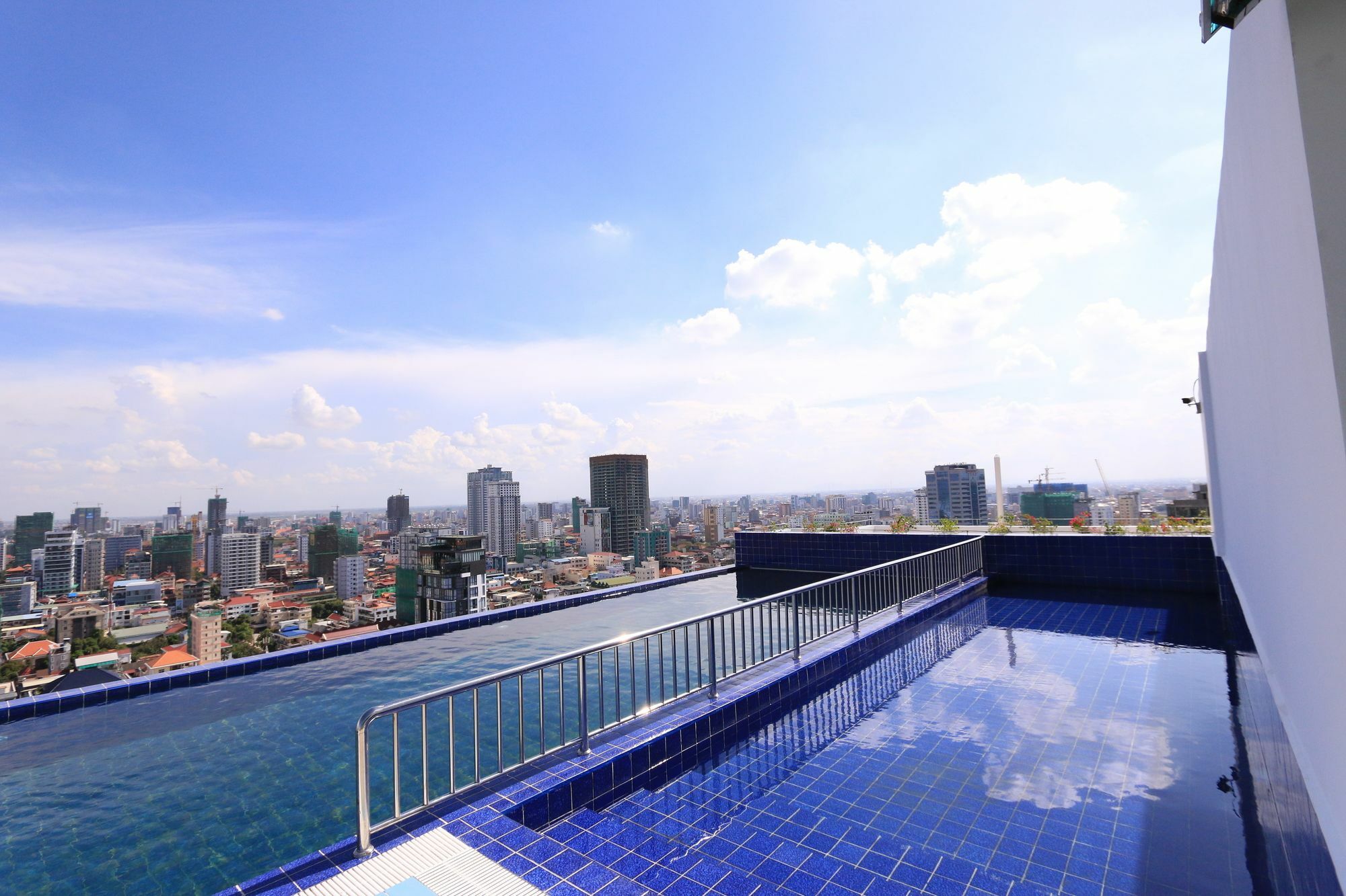 Eastland Hotel & Apartment Phnom Penh Luaran gambar
