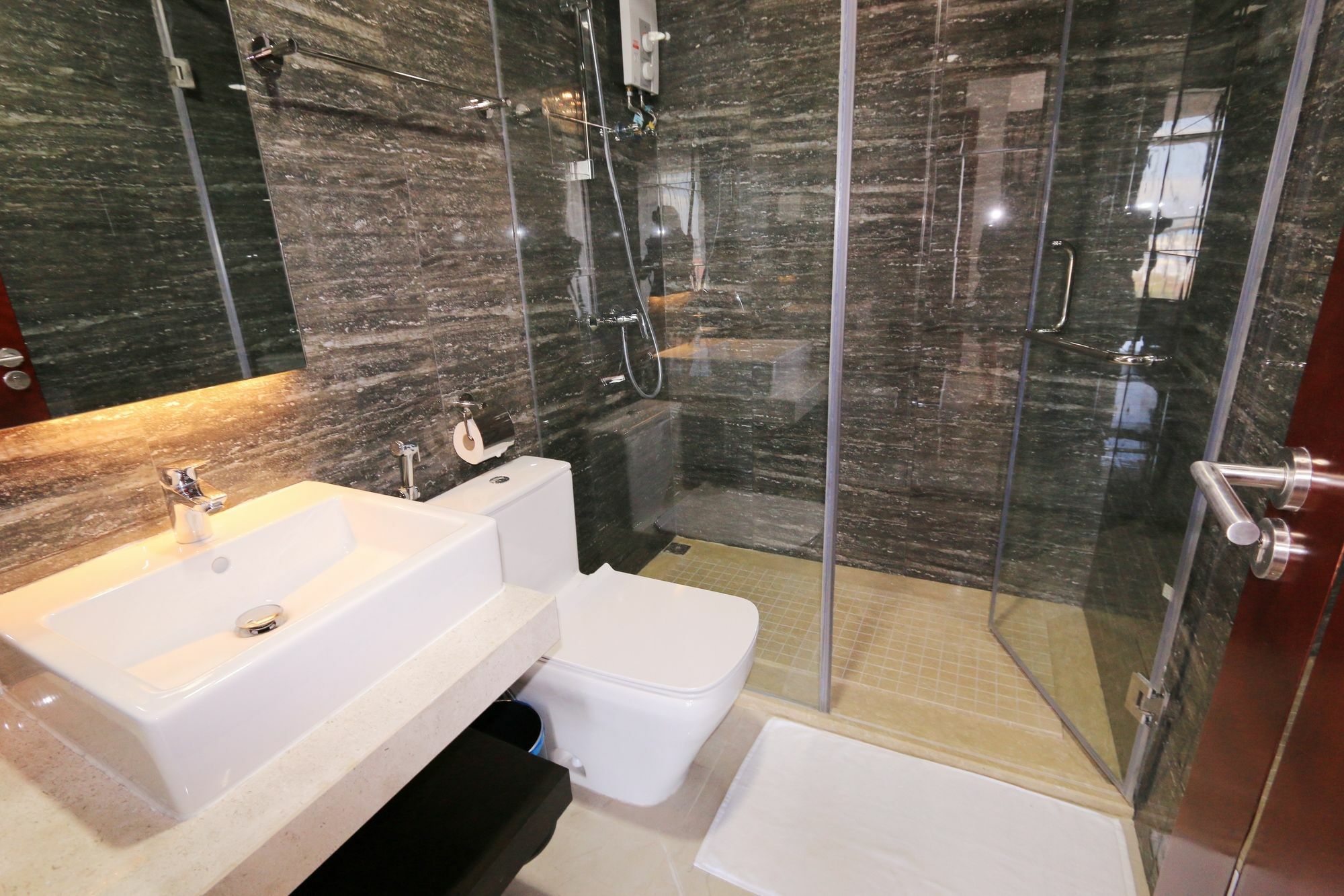 Eastland Hotel & Apartment Phnom Penh Luaran gambar